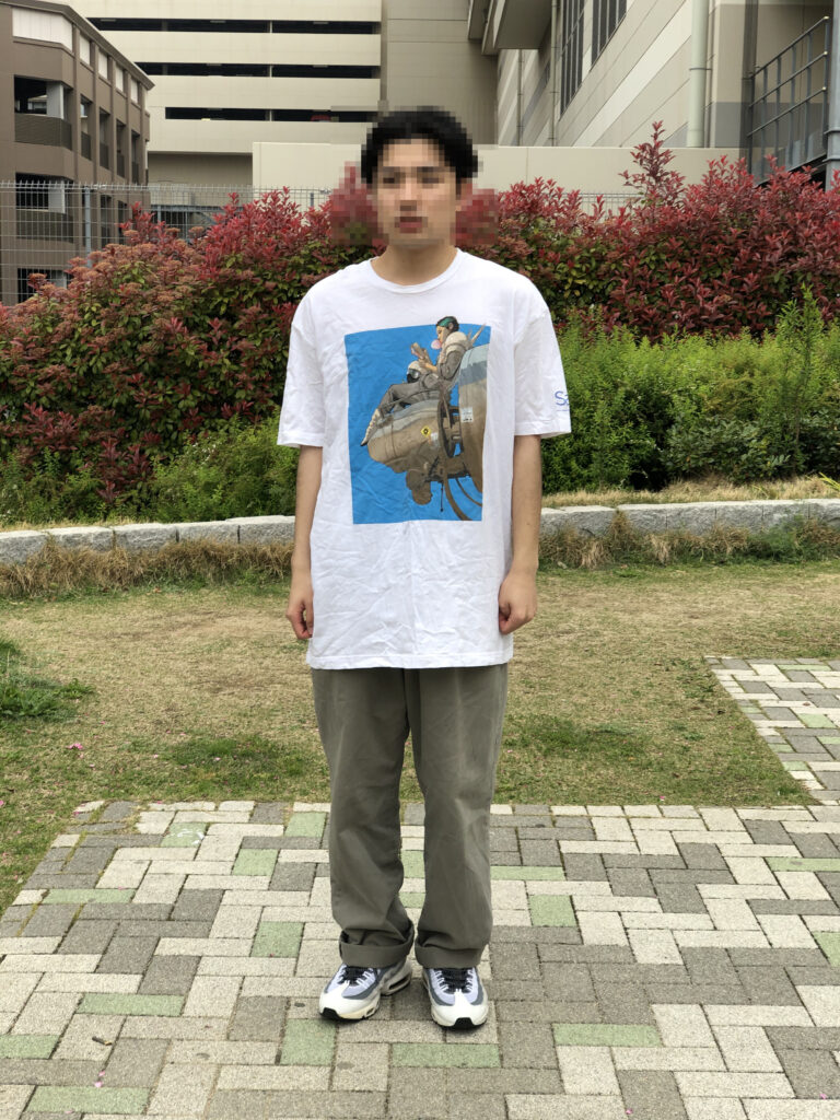 tシャツを着ている男性