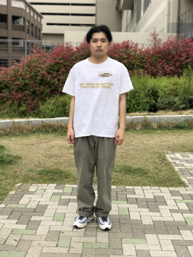 tシャツを着ている男性